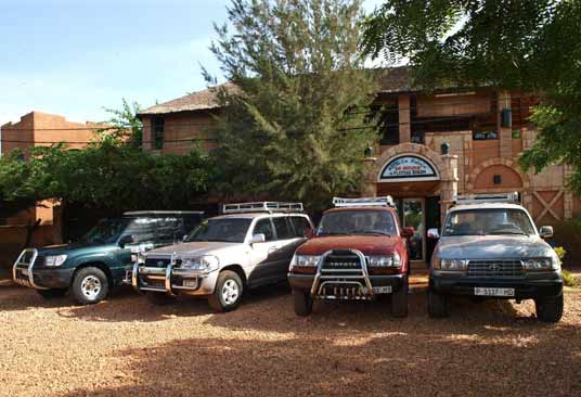 les véhicules 4x4 proposés à la location par l'hotel la falaise